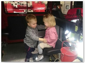 Auch die Kleinen finden schnell ein abgelegenes Plätzchen im Feuerwehrauto.