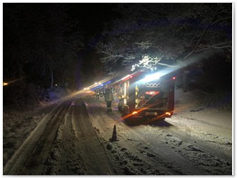 bevor er einen Unfall auf rutschiger Strae verursacht.