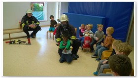 Vor allem sollen die Kinderchen begreifen, dass sich  hinter der furchteinflsenden "Maskerade"