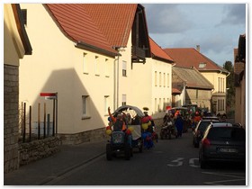 Der Zug zieht die Hauptstrasse hinauf