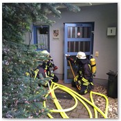 Auf geht's: Der Feuerwehrmann kontrolliert die Tr mit der Schlinge zum ffnen und mit den Fu zum Schlieen