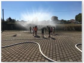 Fr die Kinder ist die Wasserwand des Hydroschildes eine willkommene Abkhlung.