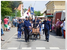 Angefhrt  mit alter Spritze und alten Uniformen