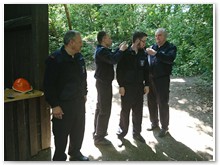 Gert Khne und Nico Brckner werden in den Stand der Feuerwehrmnner erhoben.