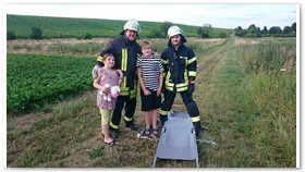 einige Kinder hatten sich im Feld versteckt und wurden schnell gefiunden.