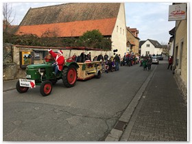 Die Nikoluse ziehen die Wagen mit Konfettikanone 