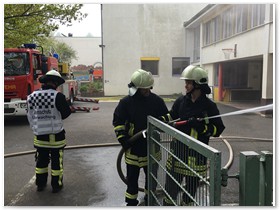 Ein berspringen des Feueres auf Nachbargebude wird mit einer Riegelstellung verhindert.