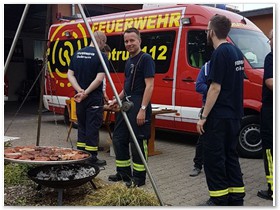 Nach dieser extremen Belastung ist der Kehraus vor dem Schornsheimer Gertehaus wohl verdient.