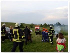 ist der kleine Brand schnell gelscht. Doch weit gefehlt, es kommt noch mehr Feuerwehr ...