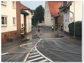 Der extreme Niederschlag hatte Erdreich auf die Hauptstrae/Kreuzung gesplt.