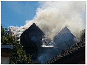 und dann Gebudebrand mit weiteren Wehren gerufen.