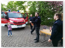 und die Kameraden empfangen das neue Dienstfahrzeug berschwenglich.