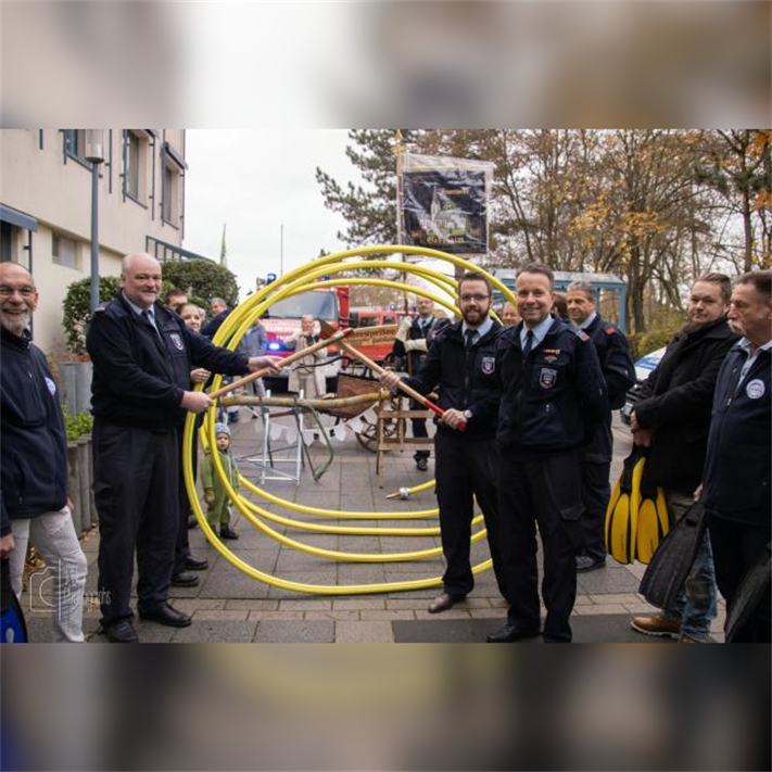 Die Kameraden der Gabsheimer Wehr stehen Spalier und